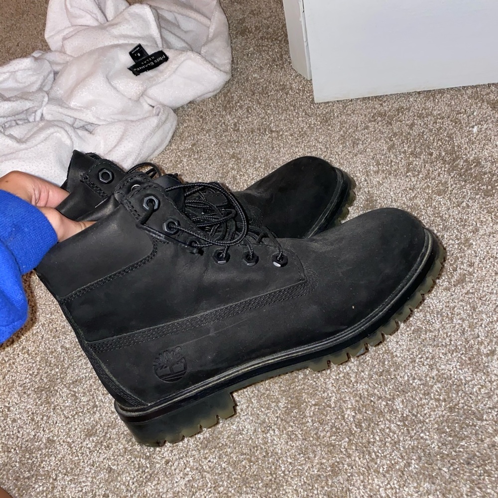 Women’s black timberlands